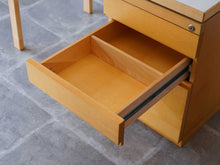 画像をギャラリービューアに読み込む, アルヴァ・アアルトのデスクの引き出し二段目