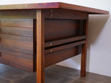 画像をギャラリービューアに読み込む, アルネ・ヴォッダーのデスク右側からアップ