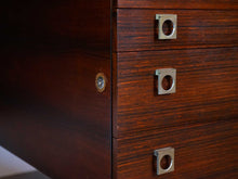 画像をギャラリービューアに読み込む, アルネ・ヴォッダーのデスクの引出しと鍵穴アップ