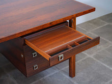 画像をギャラリービューアに読み込む, アルネ・ヴォッダーのデスクの一段目の引出し