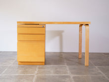 画像をギャラリービューアに読み込む, アルヴァ・アアルトのデスク正面から