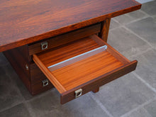 画像をギャラリービューアに読み込む, アルネ・ヴォッダーのデスクの二段目の引出し