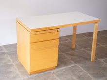 画像をギャラリービューアに読み込む, アルヴァ・アアルトのデスク斜め上から