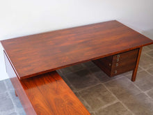 画像をギャラリービューアに読み込む, アルネ・ヴォッダーのデスクを斜め前から