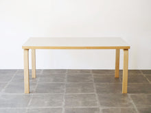 画像をギャラリービューアに読み込む, アルヴァ・アアルトのテーブル全体図アップ