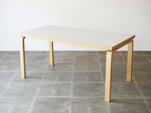 画像をギャラリービューアに読み込む, アルヴァ・アアルトのテーブル全体図アップ左前から