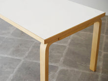 画像をギャラリービューアに読み込む, アルヴァ・アアルトのテーブル天板左からアップ