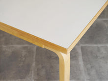画像をギャラリービューアに読み込む, アルヴァ・アアルトのテーブル天板角アップ