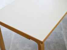 画像をギャラリービューアに読み込む, アルヴァ・アアルトのテーブル天板アップ