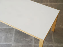 画像をギャラリービューアに読み込む, アルヴァ・アアルトのテーブル天板アップ右上