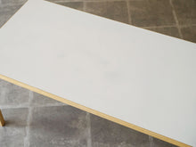 画像をギャラリービューアに読み込む, アルヴァ・アアルトのテーブル天板アップ真ん中