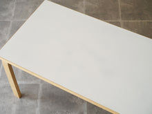 画像をギャラリービューアに読み込む, アルヴァ・アアルトのテーブル天板アップ右側