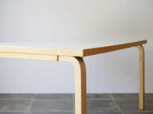 画像をギャラリービューアに読み込む, アルヴァ・アアルトのテーブル天板角アップ右から