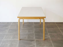 画像をギャラリービューアに読み込む, アルヴァ・アアルトのテーブル全体図真横から