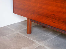 画像をギャラリービューアに読み込む, アルネ・ヴォッダーのデスクとサイドボードの脚