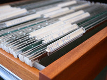 画像をギャラリービューアに読み込む, アルネ・ヴォッダーのサイドボードのファイル綴じ