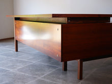 画像をギャラリービューアに読み込む, アルネ・ヴォッダーのデスクとサイドボードの後ろ側アップ