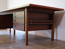 画像をギャラリービューアに読み込む, アルネ・ヴォッダーのデスクを右下から