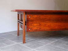 画像をギャラリービューアに読み込む, アルネ・ヴォッダーのデスク裏側と脚