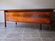 画像をギャラリービューアに読み込む, アルネ・ヴォッダーのデスク裏側