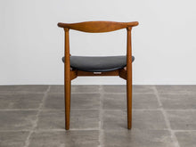 画像をギャラリービューアに読み込む, ハンスJウェグナーのFH1934の背面