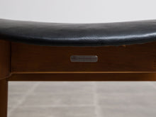 画像をギャラリービューアに読み込む, ハンスJウェグナーのFH1934に貼られたラベル