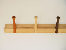 画像をギャラリービューアに読み込む, Thomas E. Alkenのコートラック pp961の木製のフック 材木がバラバラ