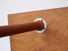 画像をギャラリービューアに読み込む, Hans J. Wegner(ハンスJウェグナー)AT12ローテーブルの裏面の脚の固定