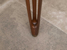 画像をギャラリービューアに読み込む, デンマークデザインの三角テーブルの脚先