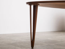画像をギャラリービューアに読み込む, デンマークデザインの三角テーブルの脚が三角形