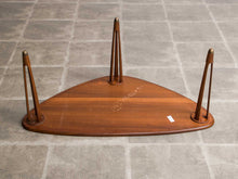 画像をギャラリービューアに読み込む, デンマークデザインの三角テーブルの裏面