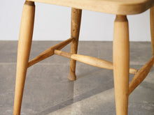 画像をギャラリービューアに読み込む, アニノマスデザインのスツールの細部にこだわりが見られる