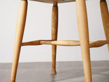 画像をギャラリービューアに読み込む, 北欧のスツールの脚と貫