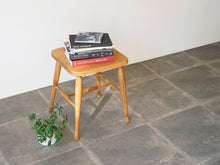 画像をギャラリービューアに読み込む, 北欧風の木製スツールをサイドテーブルのように