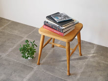 画像をギャラリービューアに読み込む, 木製のアニノマスデザインなスツールをサイドテーブルとして