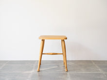 画像をギャラリービューアに読み込む, 木のスツールの正面