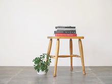 画像をギャラリービューアに読み込む, 木のスツールをサイドテーブルとして