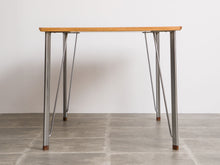 画像をギャラリービューアに読み込む, ヤコブセンのテーブル真横