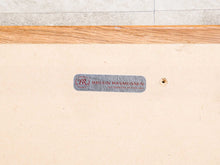 画像をギャラリービューアに読み込む, ヤコブセンのテーブルに貼られたラベル