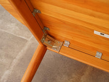 画像をギャラリービューアに読み込む, チェリー無垢材のダイニングテーブルの金具