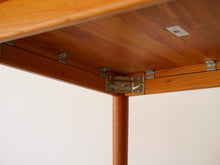 画像をギャラリービューアに読み込む, チェリー無垢材のダイニングテーブルの金具