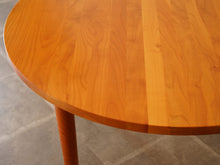 画像をギャラリービューアに読み込む, チェリー無垢材のダイニングテーブルの天板拡大