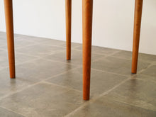 画像をギャラリービューアに読み込む, チェリー無垢材のダイニングテーブルの脚先