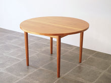 画像をギャラリービューアに読み込む, チェリー無垢材のダイニングテーブルの斜め