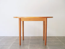 画像をギャラリービューアに読み込む, チェリー無垢材のダイニングテーブルの真横全体