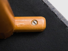 画像をギャラリービューアに読み込む, 北欧スウェーデンの1人用ソファの裏面で足を固定するマイナスネジ