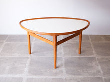 画像をギャラリービューアに読み込む, フィン・ユールのコーヒーテーブル上から