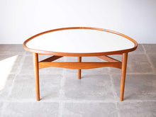 画像をギャラリービューアに読み込む, フィン・ユールのコーヒーテーブル後ろから