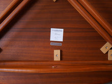 画像をギャラリービューアに読み込む, フィン・ユールのコーヒーテーブルに貼られたラベル