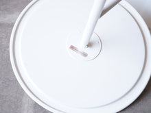 画像をギャラリービューアに読み込む, コンスタンティン・グルチッチのテーブル裏面